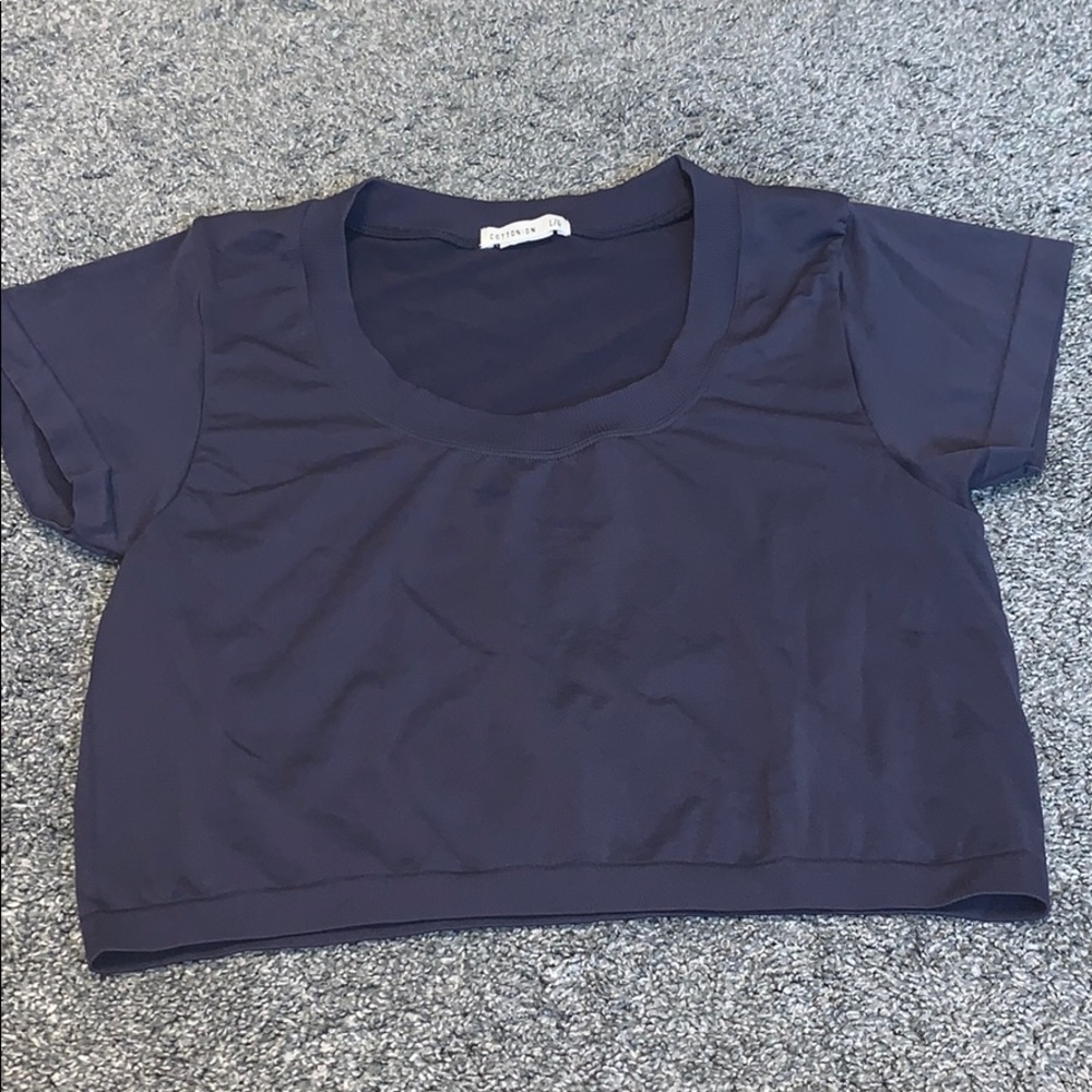 Stretchy material short sleeve crop top.